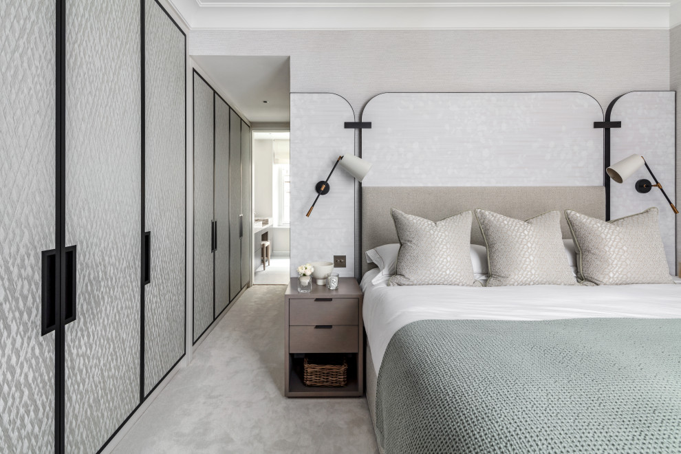 На фото: маленькая хозяйская спальня в современном стиле с серыми стенами, ковровым покрытием, серым полом и обоями на стенах для на участке и в саду с