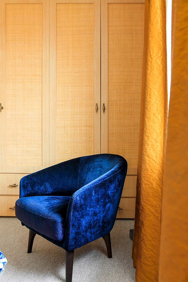 Mittelgroßes Asiatisches Hauptschlafzimmer mit gelber Wandfarbe, Teppichboden, grauem Boden und Tapetenwänden in Sydney