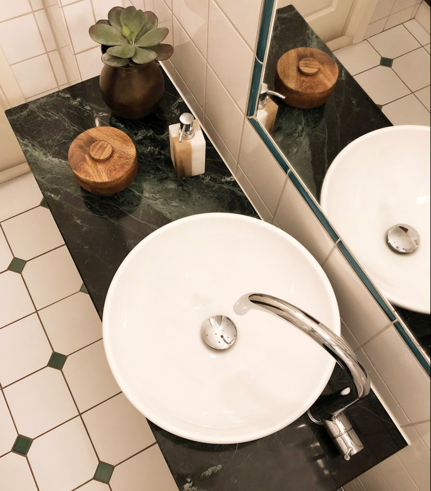 Inspiration för små moderna grönt badrum med dusch, med vita skåp, vit kakel och granitbänkskiva