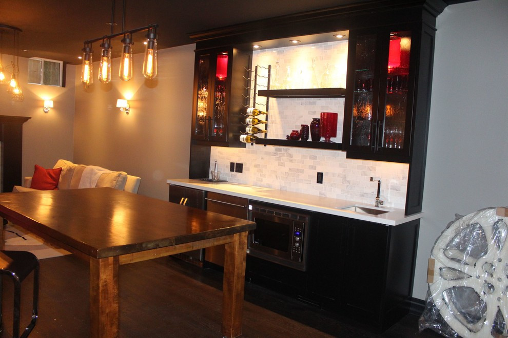 Diseño de sótano pequeño con bar en casa, paredes grises y suelo de madera clara