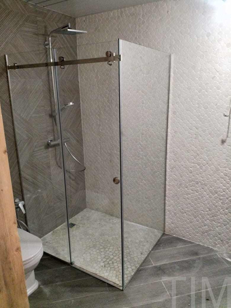Раздвижной уголок в душевой из закаленного стекла