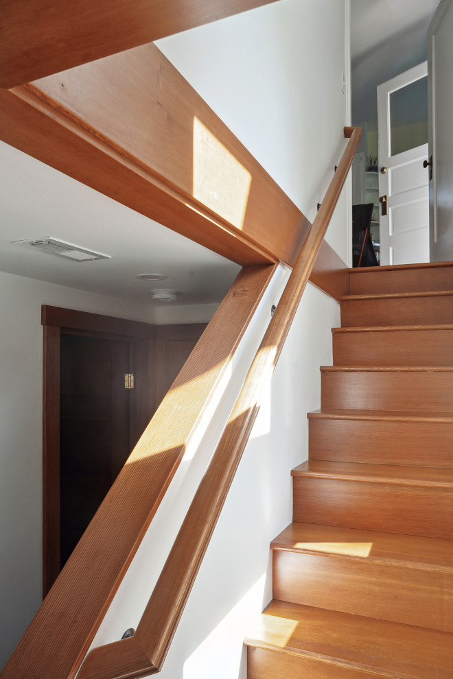 Стильный дизайн: маленькая прямая деревянная лестница в классическом стиле с деревянными ступенями и деревянными перилами для на участке и в саду - последний тренд