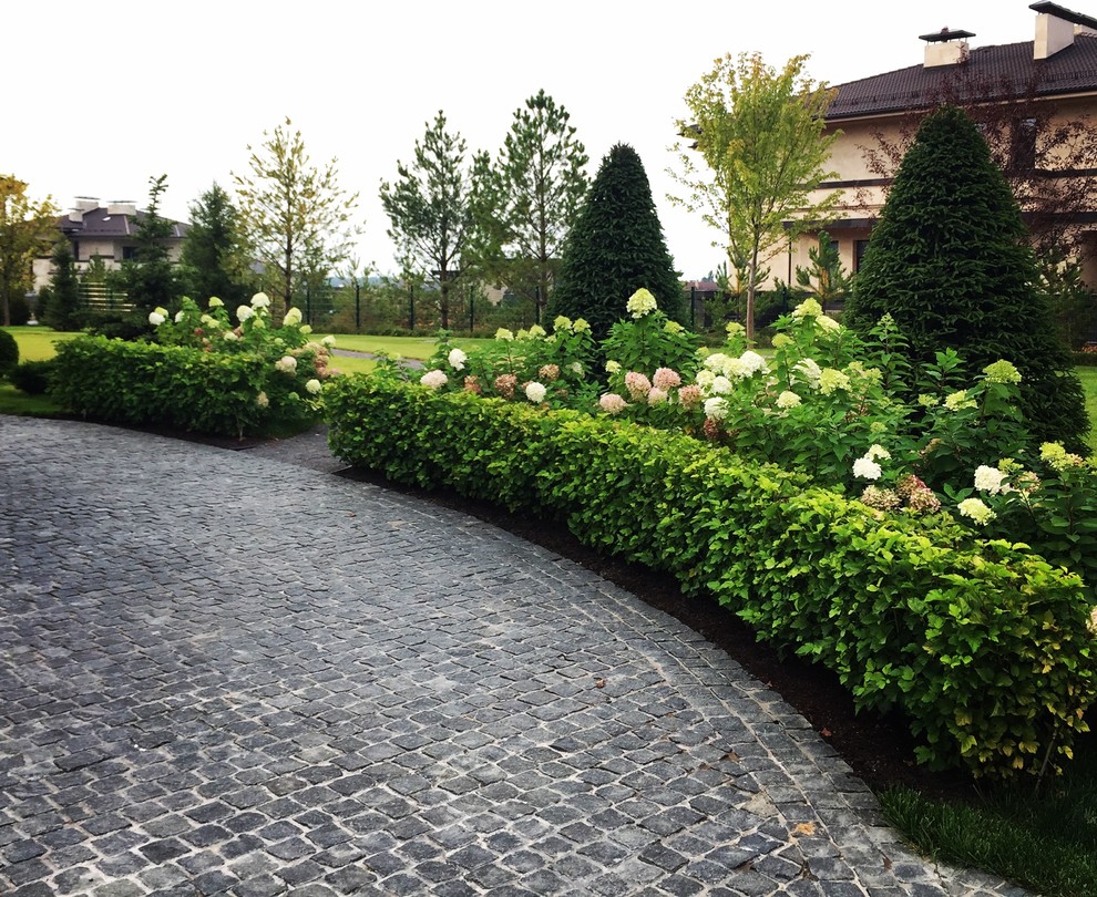 Inspiration for a traditional partial sun garden for summer in Moscow with with path.