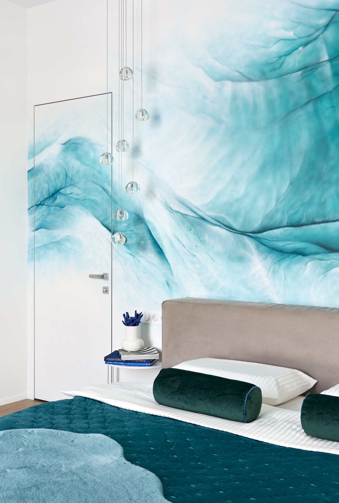 Яркая квартира с желтым диваном и голубой стеной в спальне