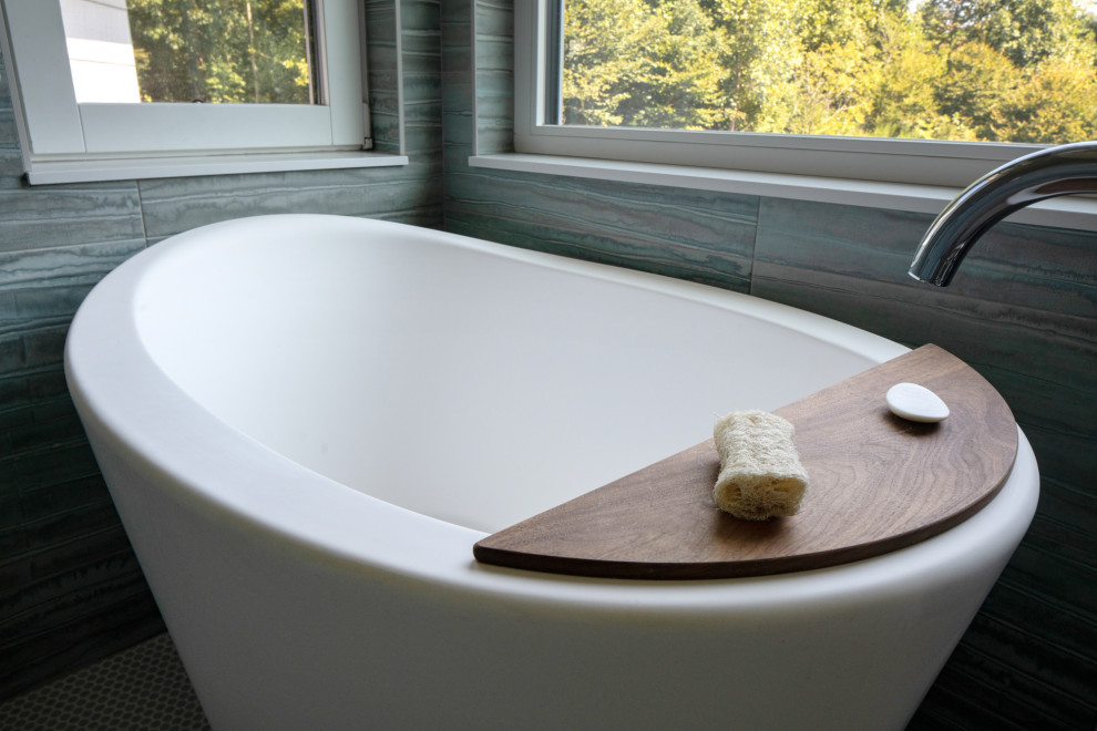 Cette image montre une grande salle de bain principale minimaliste en bois foncé avec un placard à porte plane, un bain japonais, une douche à l'italienne, WC à poser, un carrelage bleu, des carreaux de céramique, un mur blanc, un sol en carrelage de céramique, un lavabo encastré, un plan de toilette en quartz modifié, un sol blanc, un plan de toilette blanc, meuble simple vasque, meuble-lavabo suspendu et un plafond voûté.