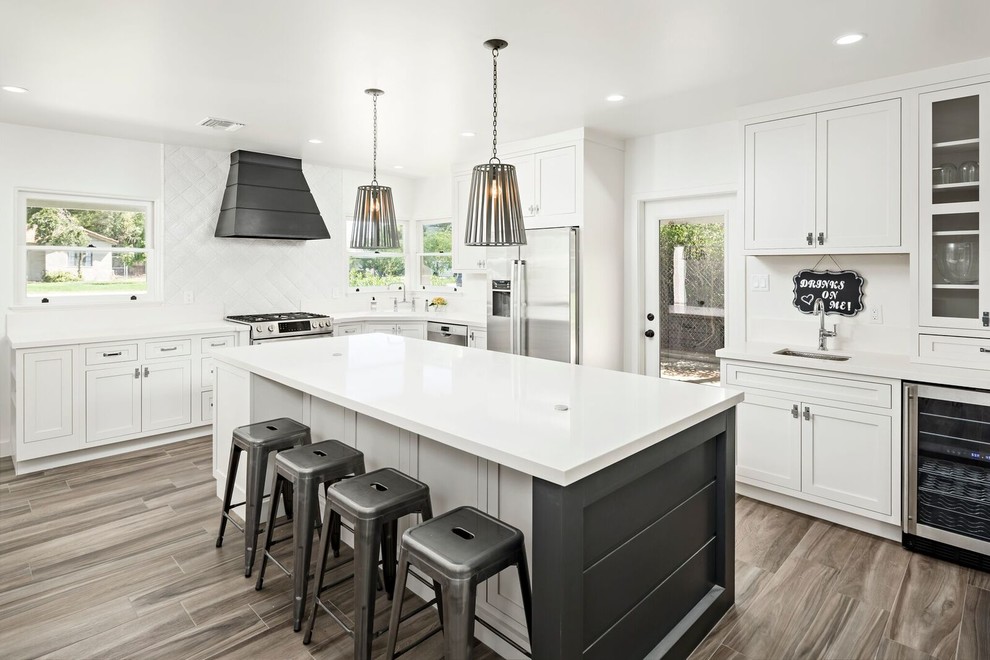 Example of a mid-sized transitional l-shaped kitchen design in Phoenix