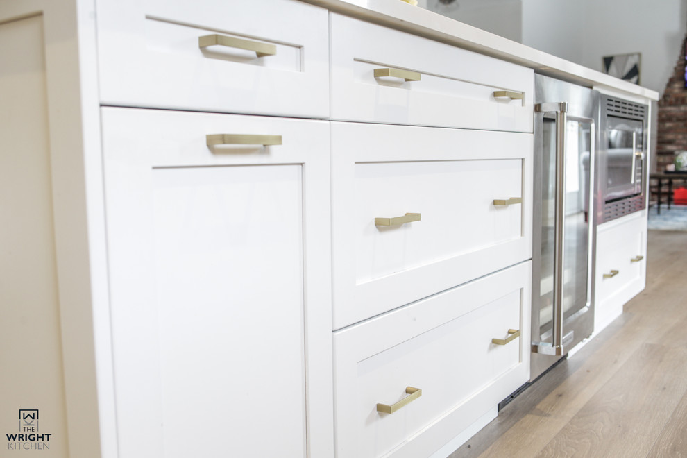 Example of a transitional home design design in Toronto