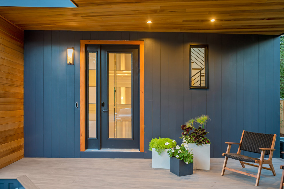 На фото: маленькая входная дверь в современном стиле с черными стенами, одностворчатой входной дверью, стеклянной входной дверью, серым полом, деревянным потолком и деревянными стенами для на участке и в саду