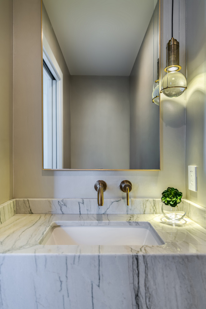 Idee per un piccolo bagno di servizio minimalista con ante bianche, pareti grigie, parquet chiaro, lavabo sottopiano, top in quarzite, pavimento marrone, top grigio e mobile bagno sospeso