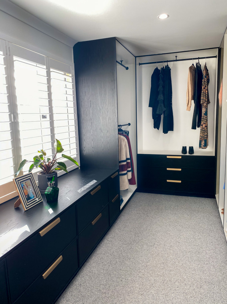 Inspiration för mellanstora walk-in-closets för könsneutrala, med svarta skåp, heltäckningsmatta och grått golv