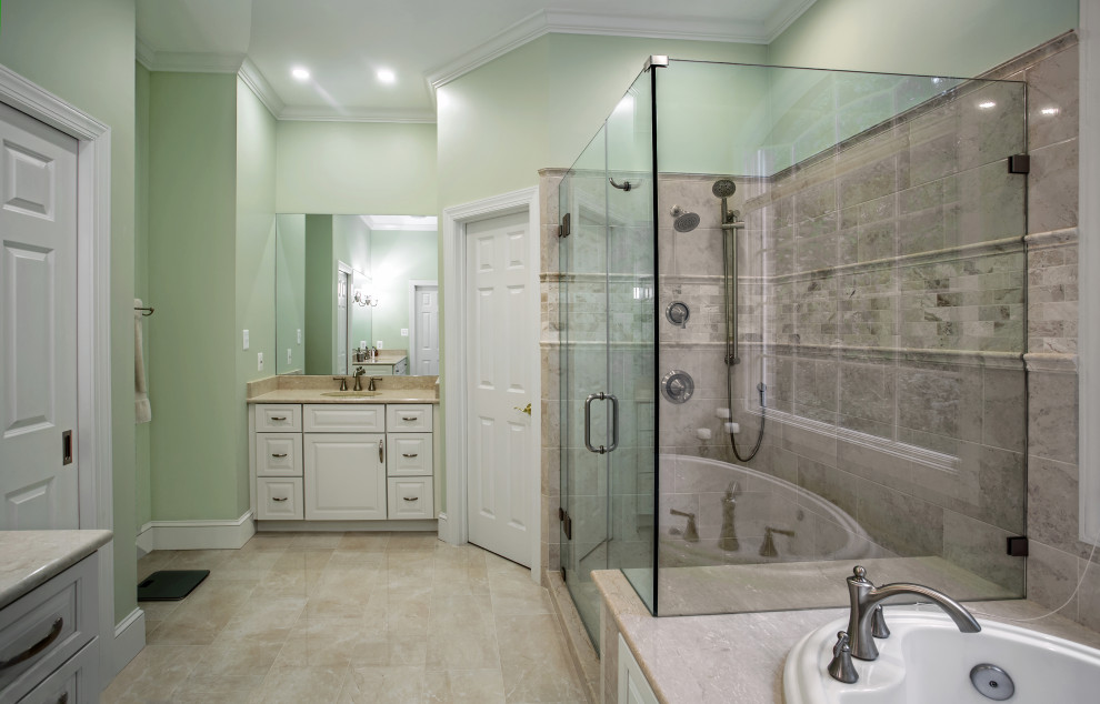 Idées déco pour une salle de bain principale classique de taille moyenne avec un placard avec porte à panneau surélevé, des portes de placard blanches, une baignoire posée, une douche d'angle, WC séparés, un carrelage beige, des carreaux de porcelaine, un mur vert, un sol en carrelage de porcelaine, un lavabo encastré, un plan de toilette en marbre, un sol beige, une cabine de douche à porte battante, un plan de toilette marron, un banc de douche, meuble double vasque et meuble-lavabo encastré.