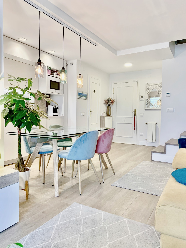 Idee per un soggiorno minimal di medie dimensioni e aperto con pareti bianche, parquet chiaro, porta TV ad angolo, soffitto ribassato e tappeto