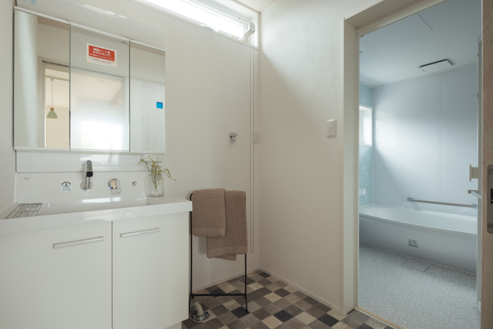 Cette photo montre un WC et toilettes de taille moyenne avec un placard à porte plane, des portes de placard blanches, un mur blanc, un sol gris, un plan de toilette blanc, un plafond en lambris de bois et du lambris de bois.
