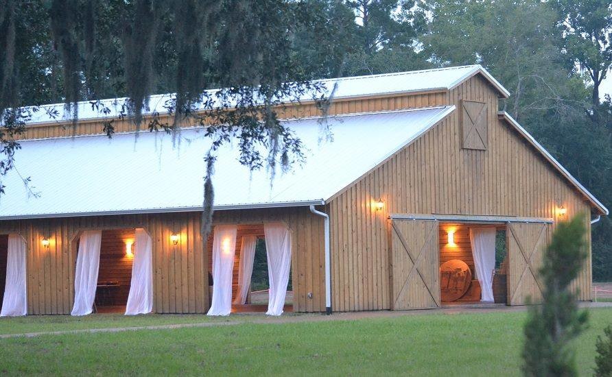 Expansive traditional detached barn in Jacksonville.