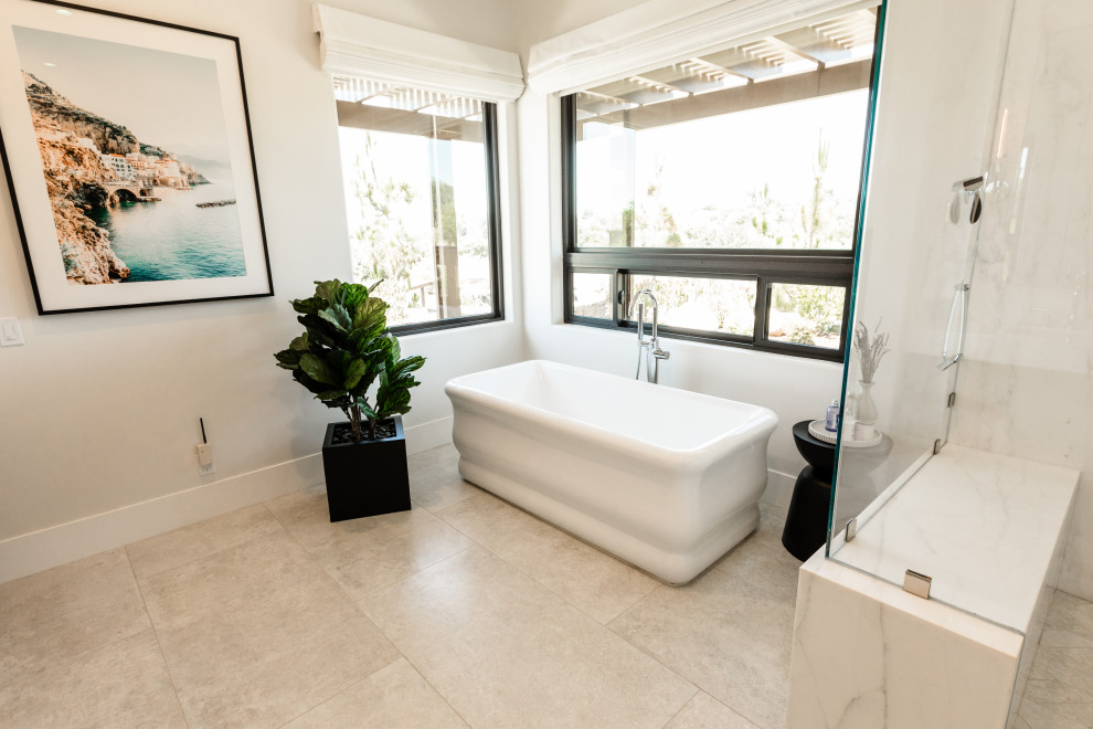 Example of a transitional bathroom design in Los Angeles