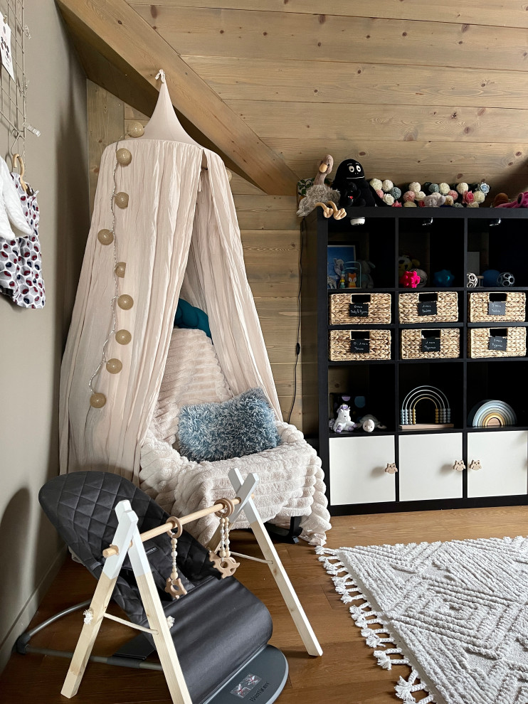 Immagine di una cameretta per neonata tropicale di medie dimensioni con pareti beige, parquet scuro, pavimento marrone, soffitto in legno e carta da parati