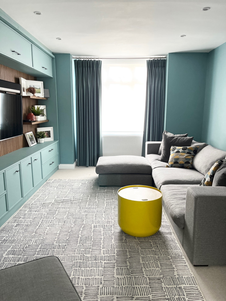 Immagine di un soggiorno minimal con pareti blu, moquette e pavimento beige