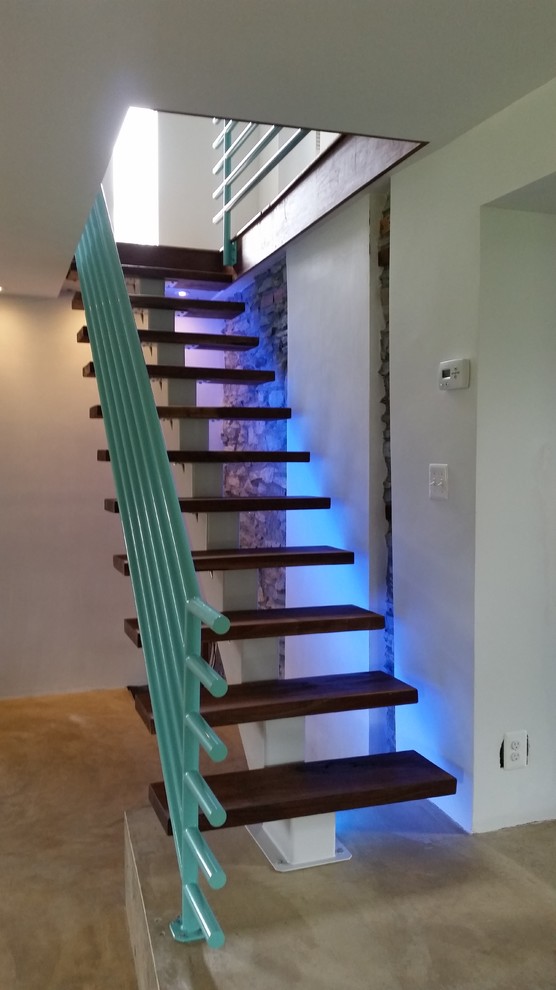 Imagen de escalera suspendida urbana de tamaño medio con escalones de madera y contrahuellas de metal