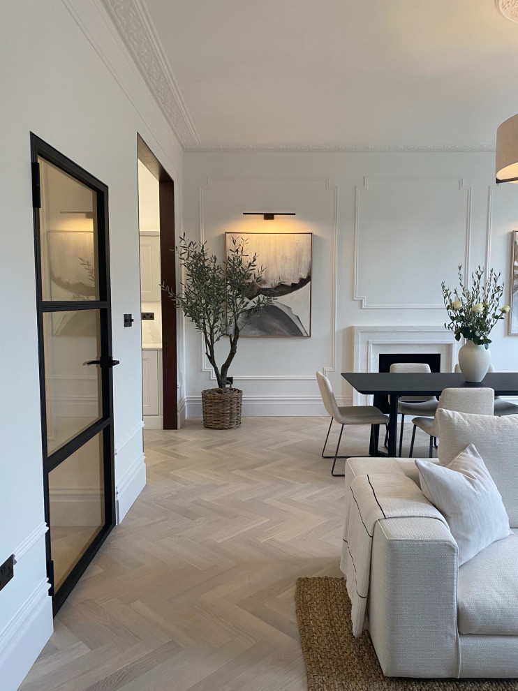 Стильный дизайн: гостиная комната среднего размера в стиле неоклассика (современная классика) с белыми стенами и панелями на части стены - последний тренд