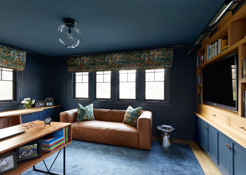 Cette image montre un bureau minimaliste de taille moyenne et de type studio avec un mur bleu, un sol en bois brun et un bureau indépendant.