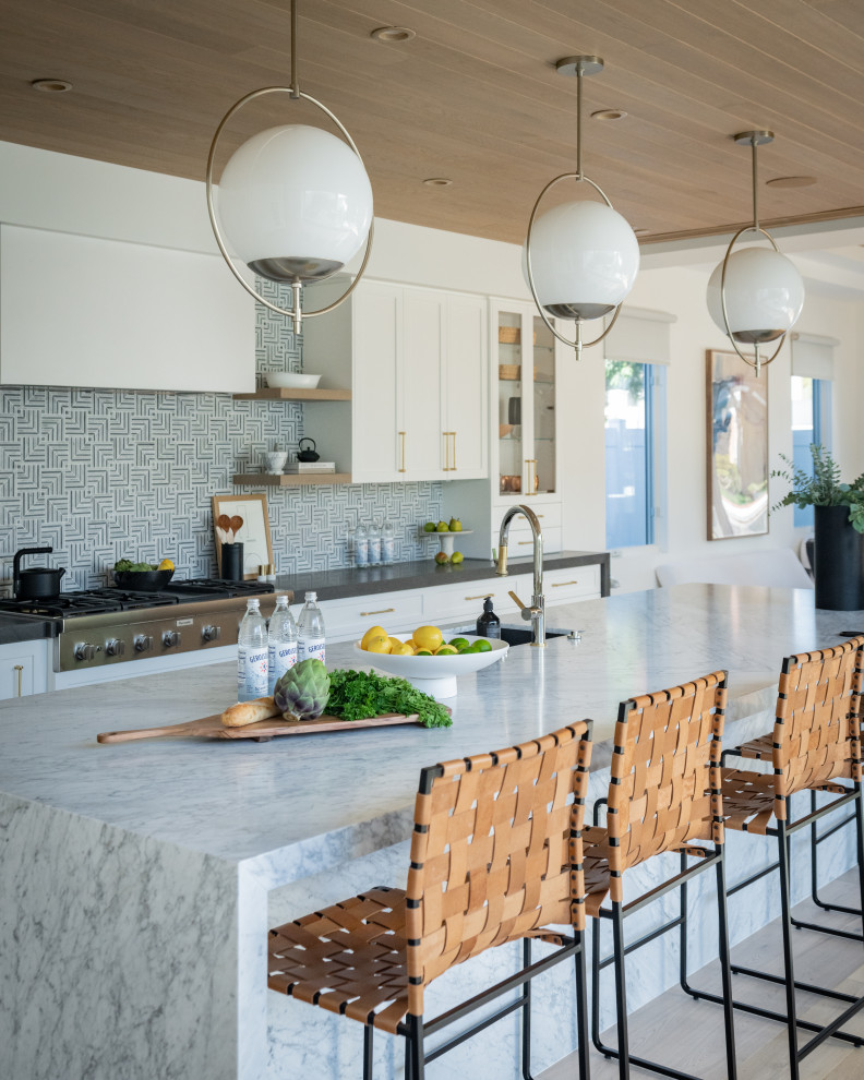 Geräumige Klassische Küche mit Unterbauwaschbecken, Quarzit-Arbeitsplatte, Rückwand aus Mosaikfliesen, hellem Holzboden und Kücheninsel in Orange County