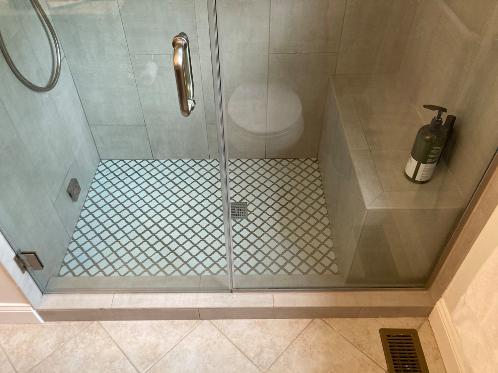 Photo of a mid-sized modern bathroom in DC Metro with an alcove shower, with a sauna, grey floor, a hinged shower door and a shower seat.