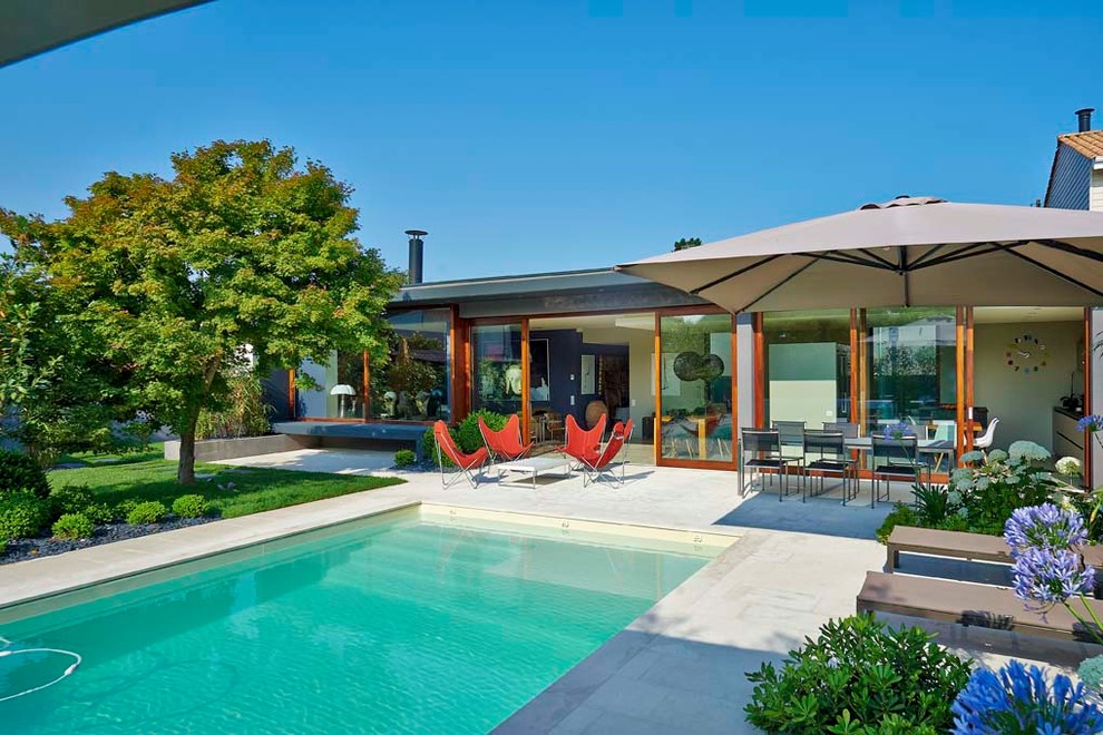 Design ideas for a mid-sized contemporary backyard patio in Bordeaux.