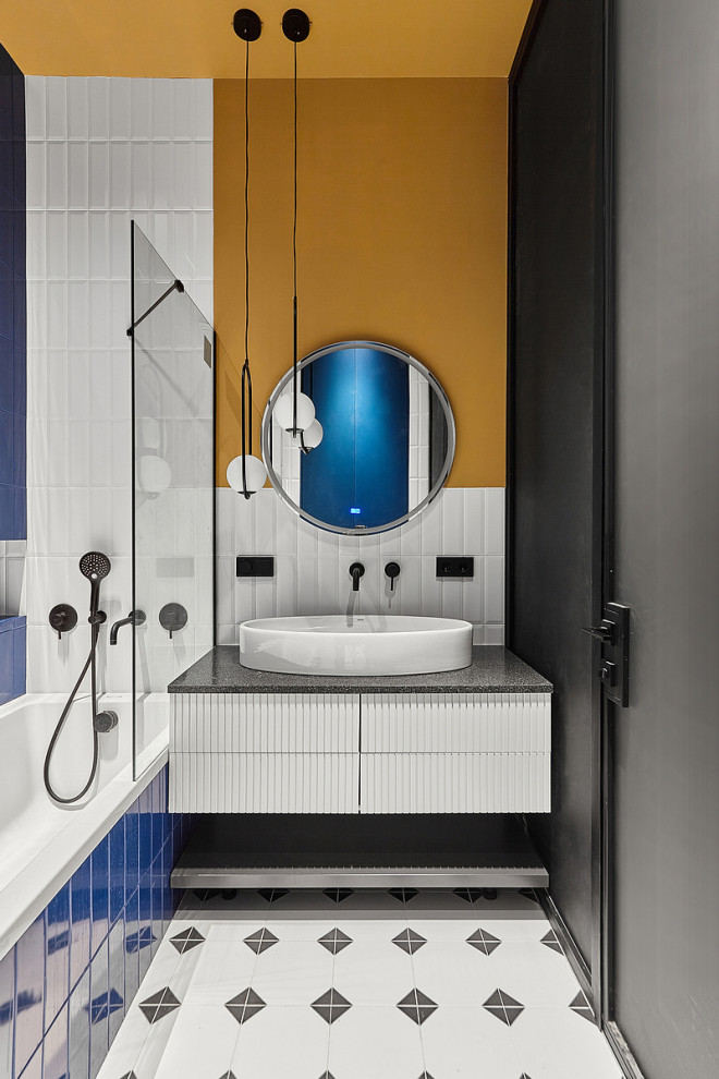 Foto de cuarto de baño contemporáneo con baldosas y/o azulejos azules y paredes amarillas