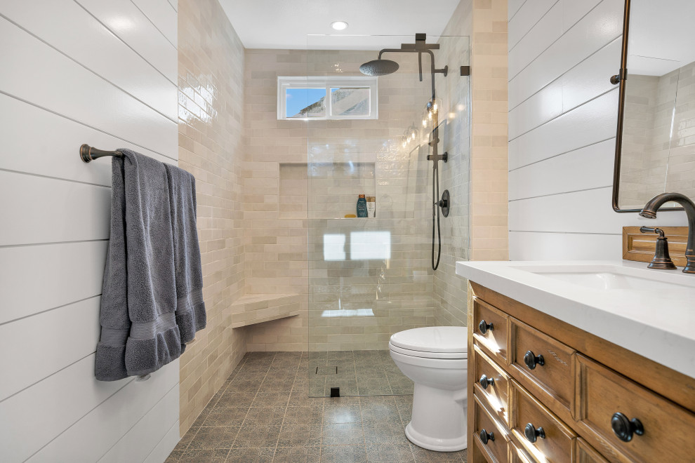 На фото: большая главная ванная комната в современном стиле с открытым душем, унитазом-моноблоком, белой плиткой, керамической плиткой, белыми стенами, полом из керамогранита, разноцветным полом, открытым душем, сиденьем для душа и стенами из вагонки с