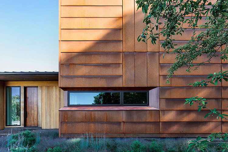 Réalisation d'une grande façade de maison minimaliste en bois.