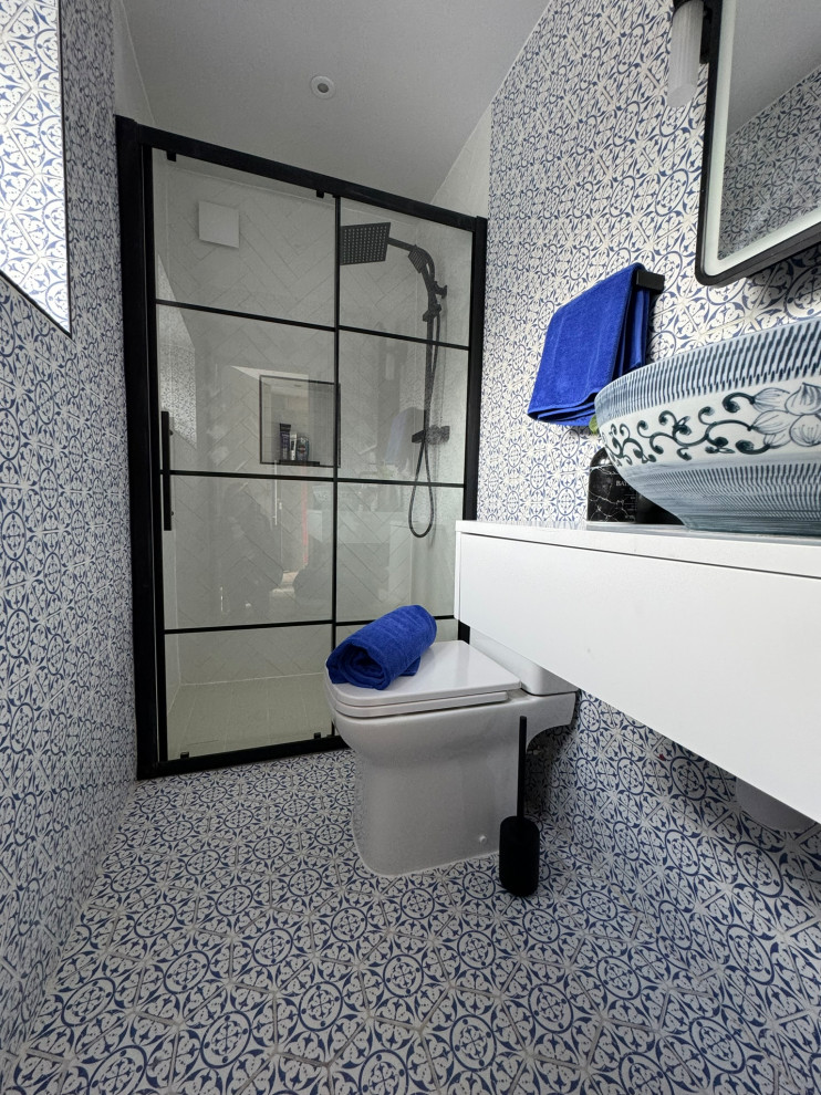 Blue and white faience inspired bathroom in Croydon
