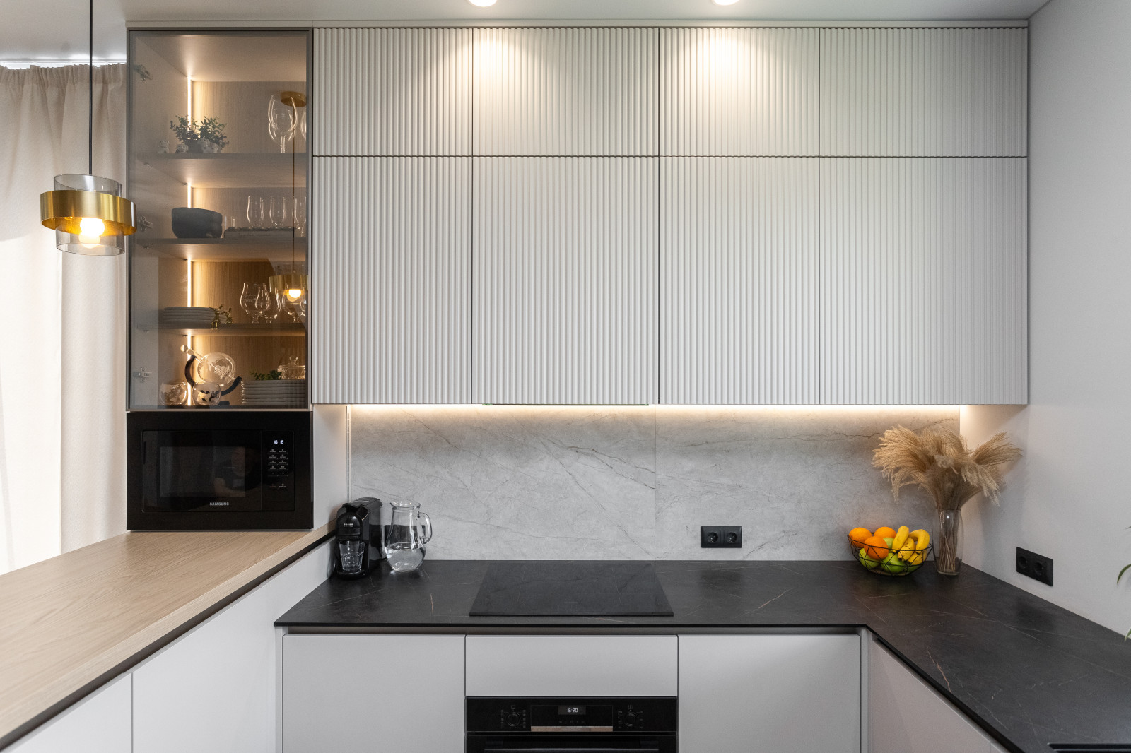 Современная кухня в частном доме