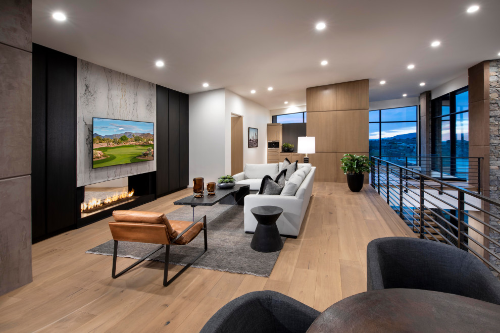 Immagine di un ampio soggiorno minimalista stile loft con pareti bianche, parquet chiaro, camino lineare Ribbon, TV a parete e soffitto a cassettoni