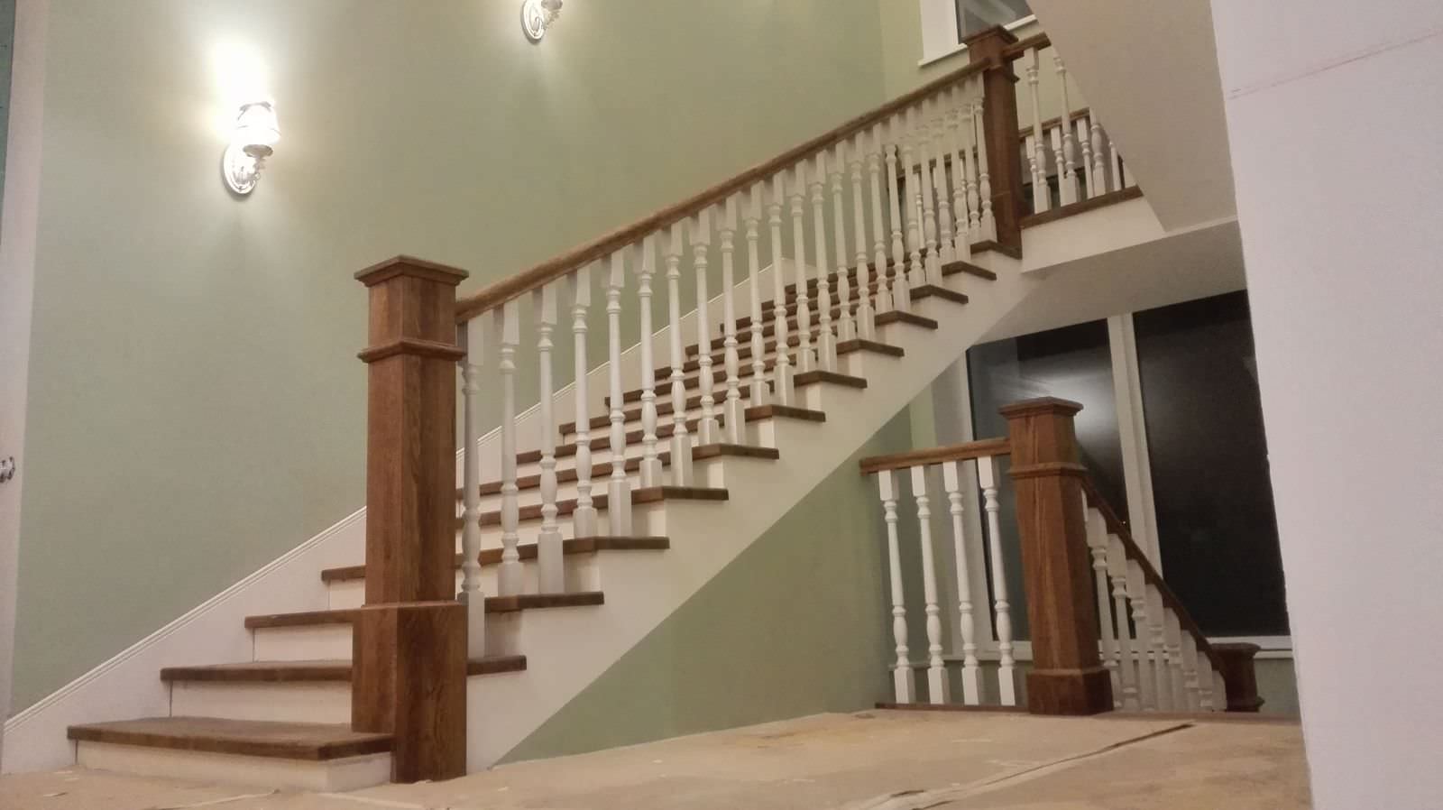 Облицовка лестницы дубом