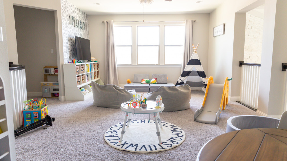Idéer för ett stort modernt könsneutralt småbarnsrum kombinerat med lekrum, med grå väggar, heltäckningsmatta och grått golv