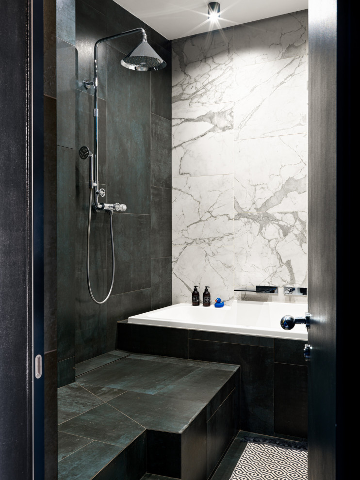 Bild på ett mellanstort industriellt en-suite badrum, med ett undermonterat badkar, en öppen dusch, en toalettstol med separat cisternkåpa, grå kakel, porslinskakel, svarta väggar, klinkergolv i porslin, ett nedsänkt handfat, svart golv och med dusch som är öppen