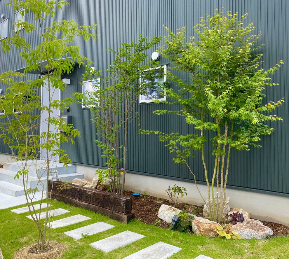 Ispirazione per un giardino minimalista esposto a mezz'ombra davanti casa in estate con recinzione in legno