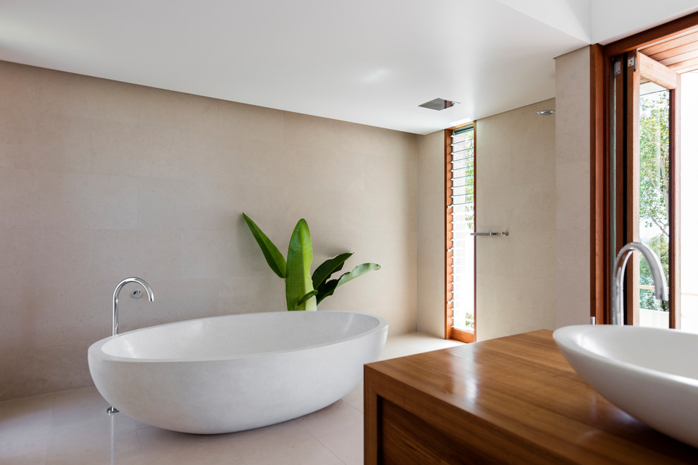 This is an example of a world-inspired bathroom in Cairns.