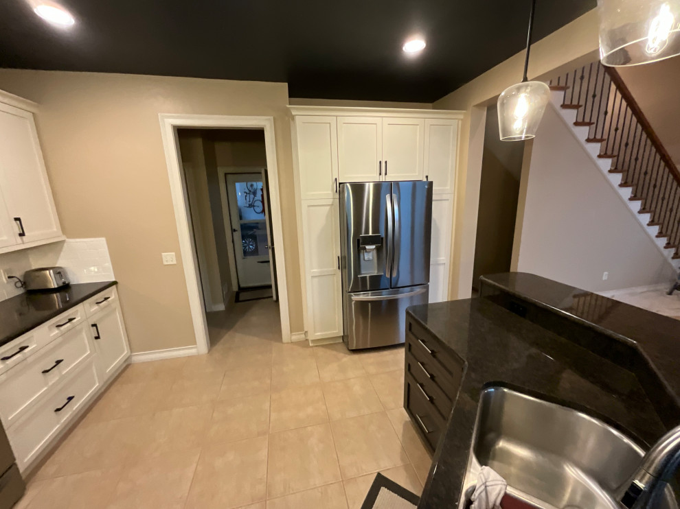 Mid-sized transitional eat-in kitchen photo with shaker cabinets and an island