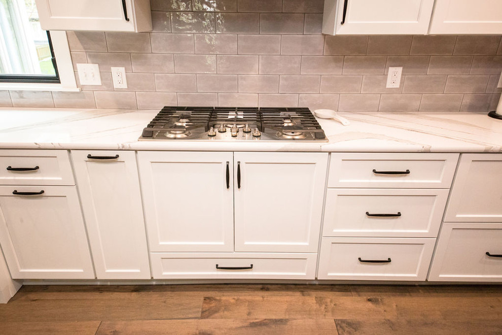Kitchen - transitional kitchen idea in Omaha