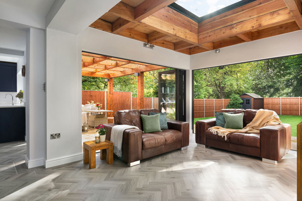 Foto di una veranda design di medie dimensioni con pavimento in vinile, lucernario e pavimento grigio