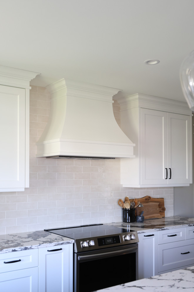 Transitional kitchen photo in Toronto