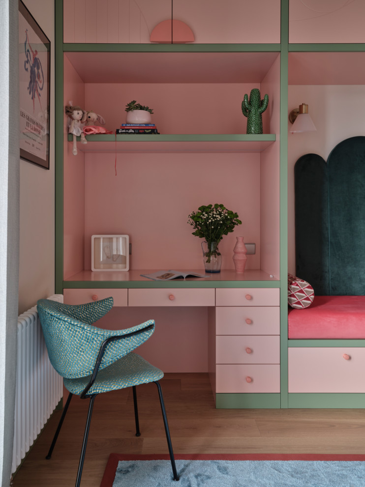 Свежая идея для дизайна: огромная детская в стиле фьюжн с рабочим местом, розовыми стенами, паркетным полом среднего тона и коричневым полом для девочки - отличное фото интерьера