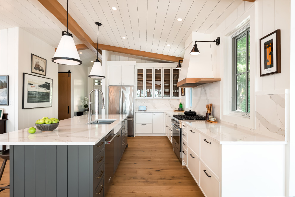 Mountain style kitchen photo in Toronto