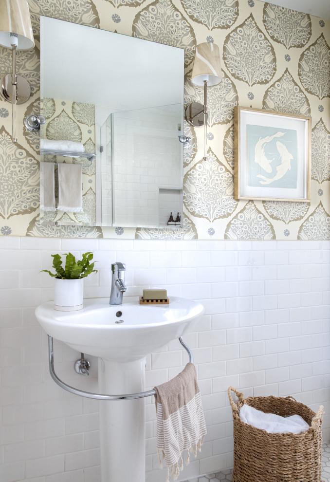 Cette photo montre une salle de bain éclectique avec un sol en marbre, meuble-lavabo sur pied et du papier peint.