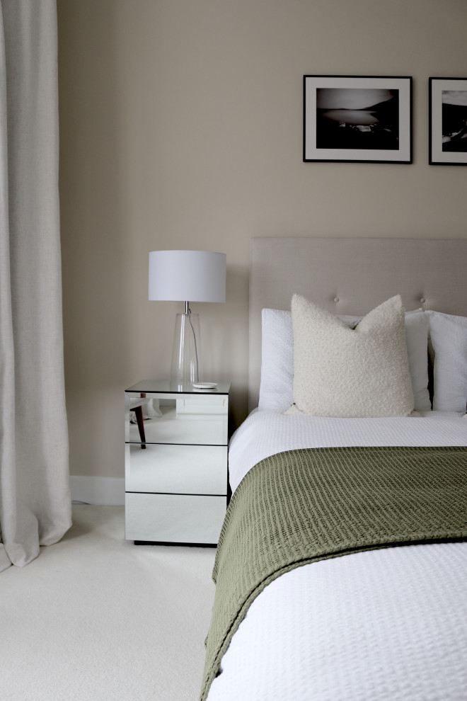 エディンバラにある中くらいなコンテンポラリースタイルのおしゃれな主寝室 (ベージュの壁、カーペット敷き、ベージュの床)
