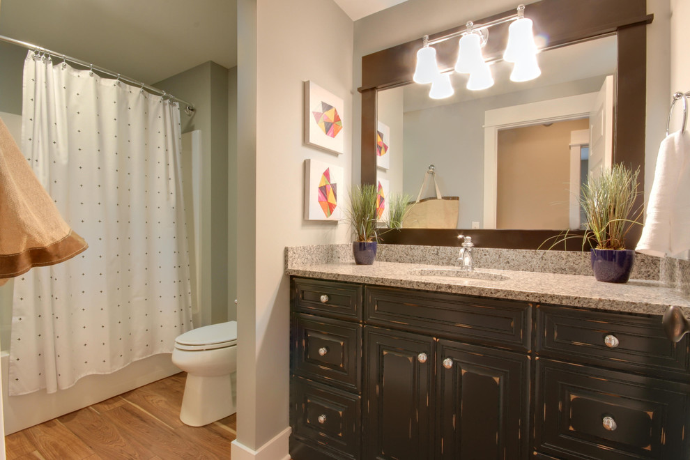 Design ideas for an arts and crafts bathroom in Grand Rapids.