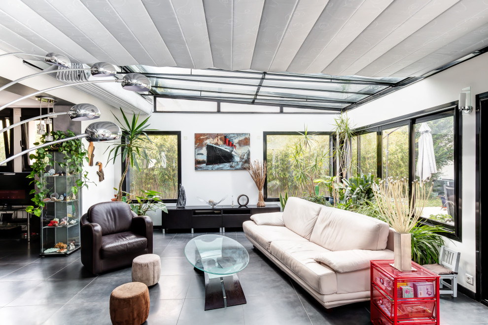 Design ideas for a traditional sunroom in Paris.