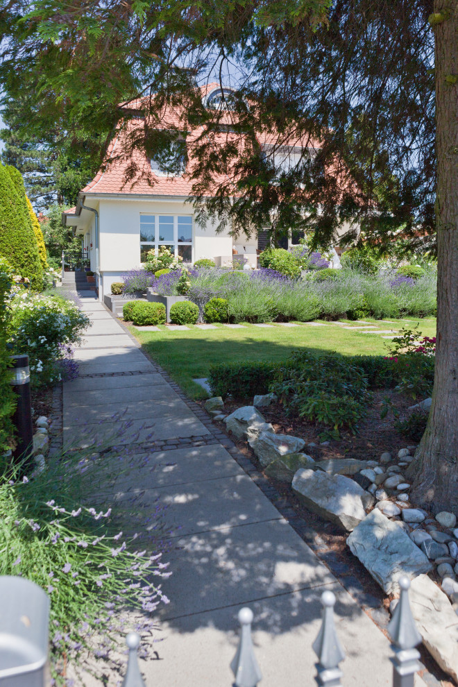 Country Vorgarten mit Gehweg und Betonboden