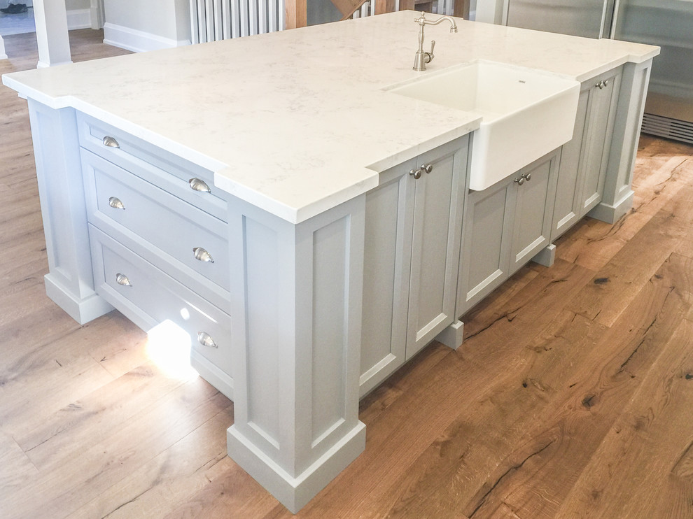 Kitchen - transitional kitchen idea in Toronto